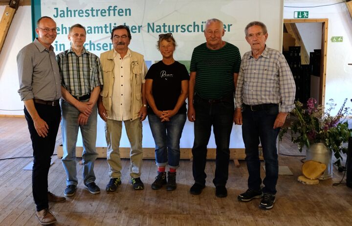 Umweltminister Wolfram Günther mit ausgezeichneten Ehrenamtlern im Naturschutzdienst - Link: Jahrestreffen: Naturschutz und ehrenamtliches Engagement