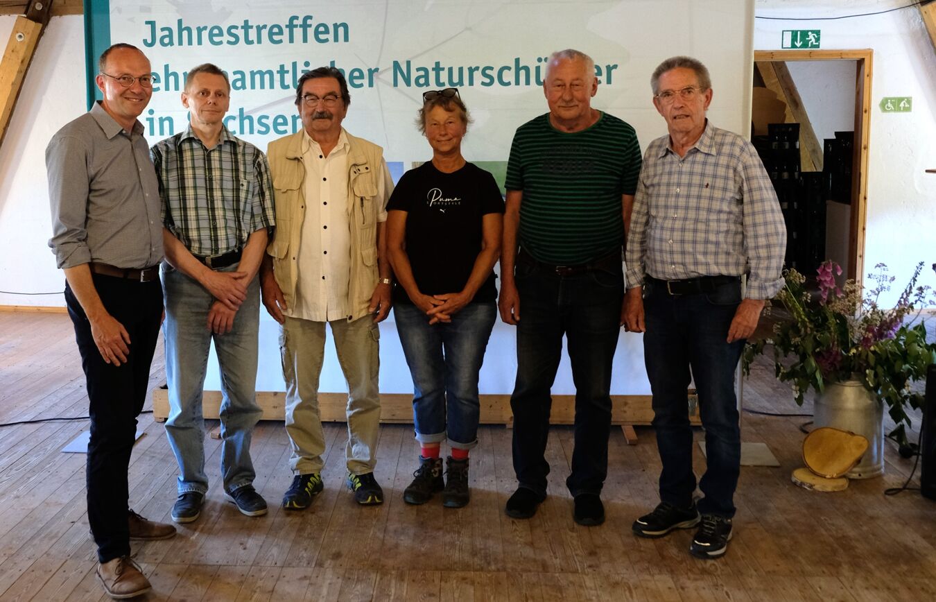 Umweltminister Wolfram Günther mit ausgezeichneten Ehrenamtlern im Naturschutzdienst